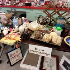 Holiday Gift Shoppe Table